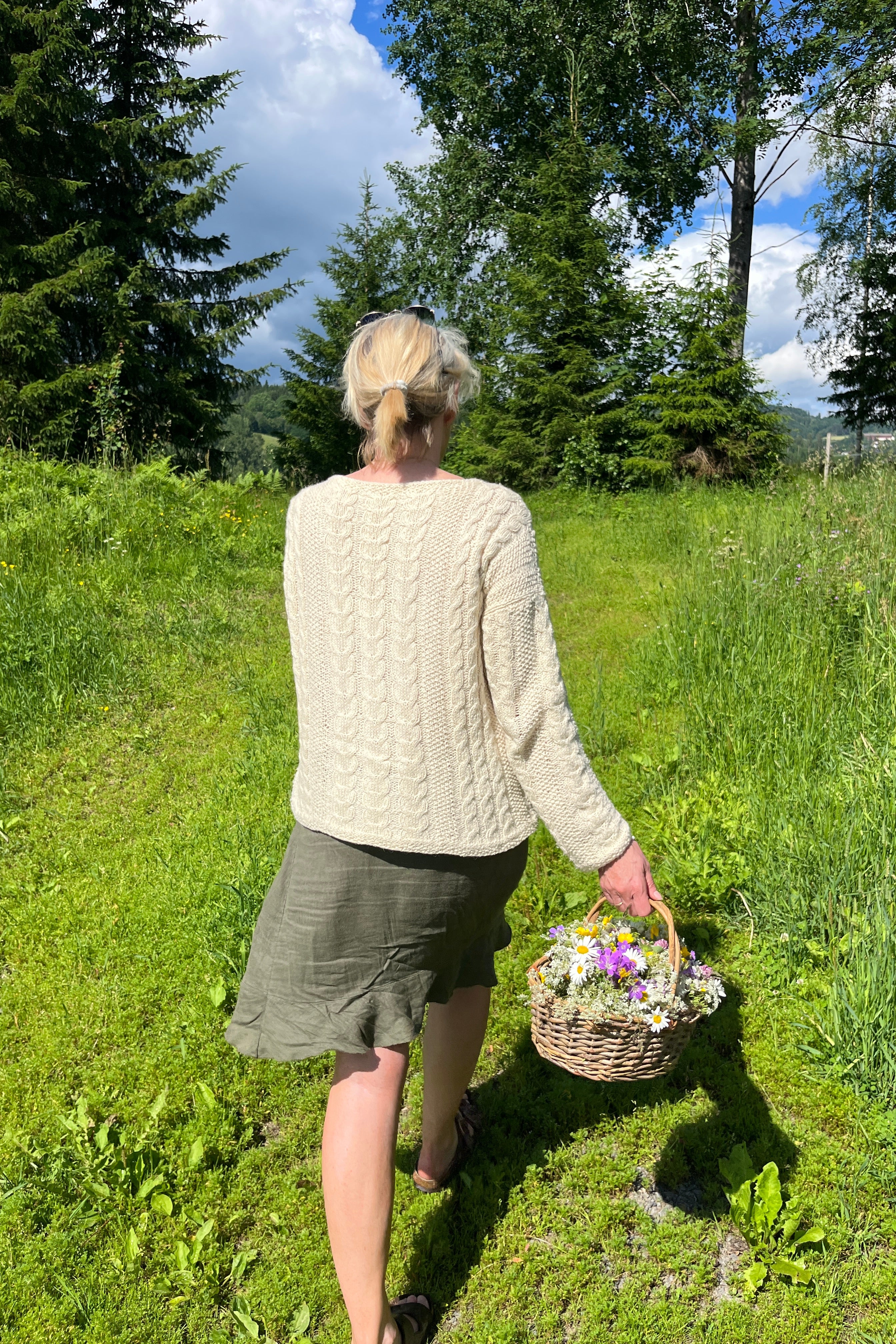 Strikkeoppskrift LUNT Brøttum flettegenser dame