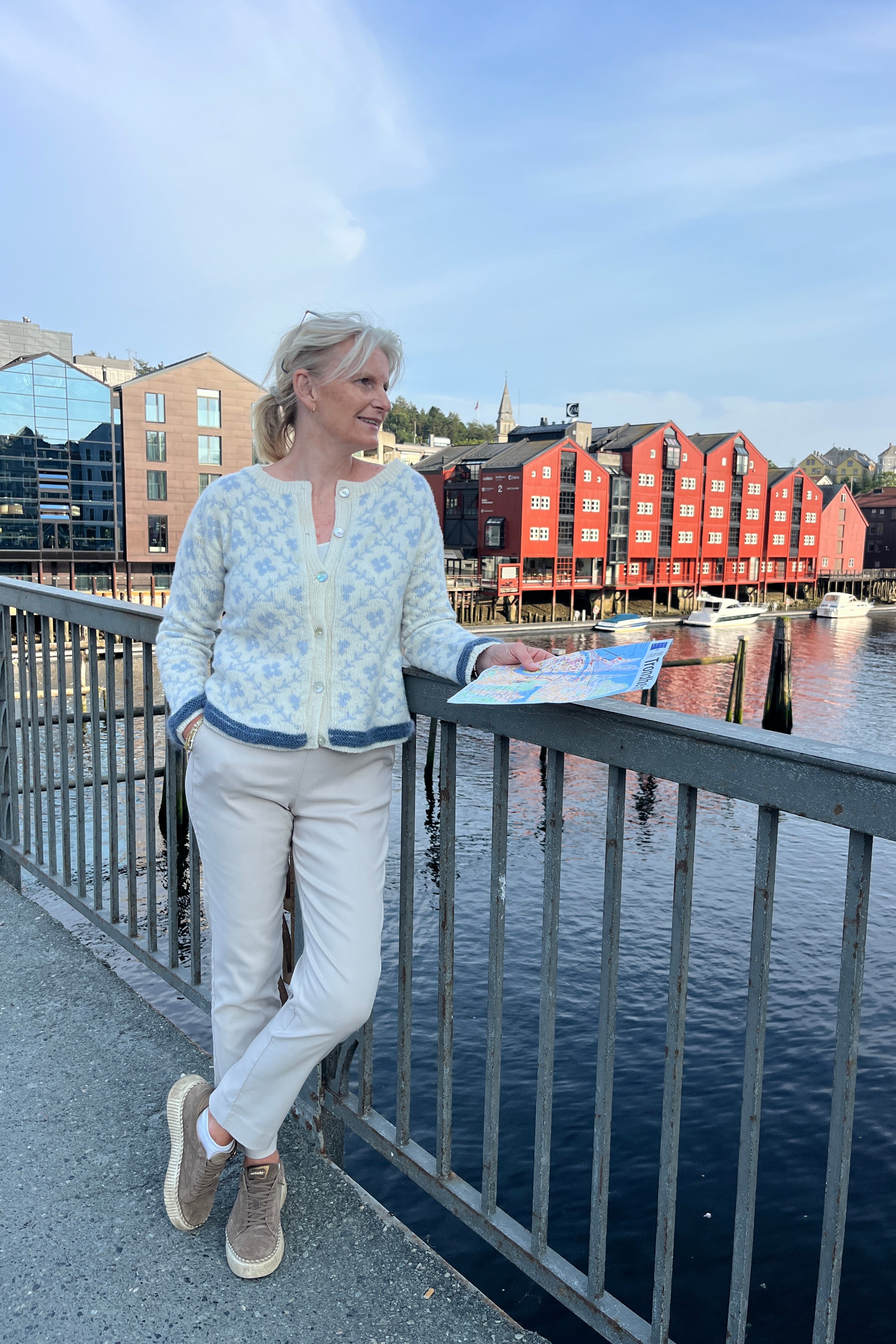 Strikkeoppskrift LUNT Trondheim ulljakke til dame strikket nedenfra og opp