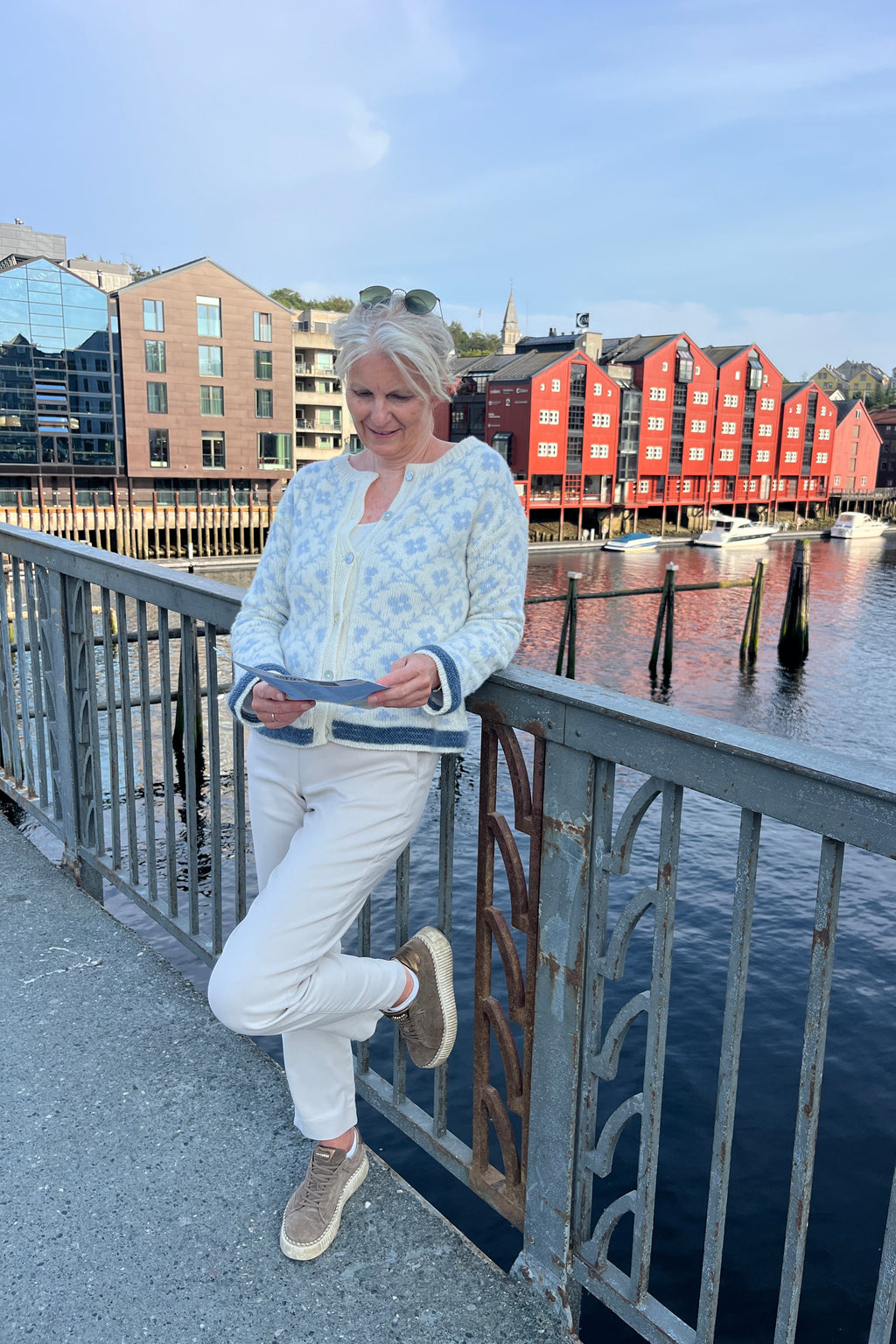 Strikkeoppskrift LUNT Trondheim ulljakke til dame strikket nedenfra og opp