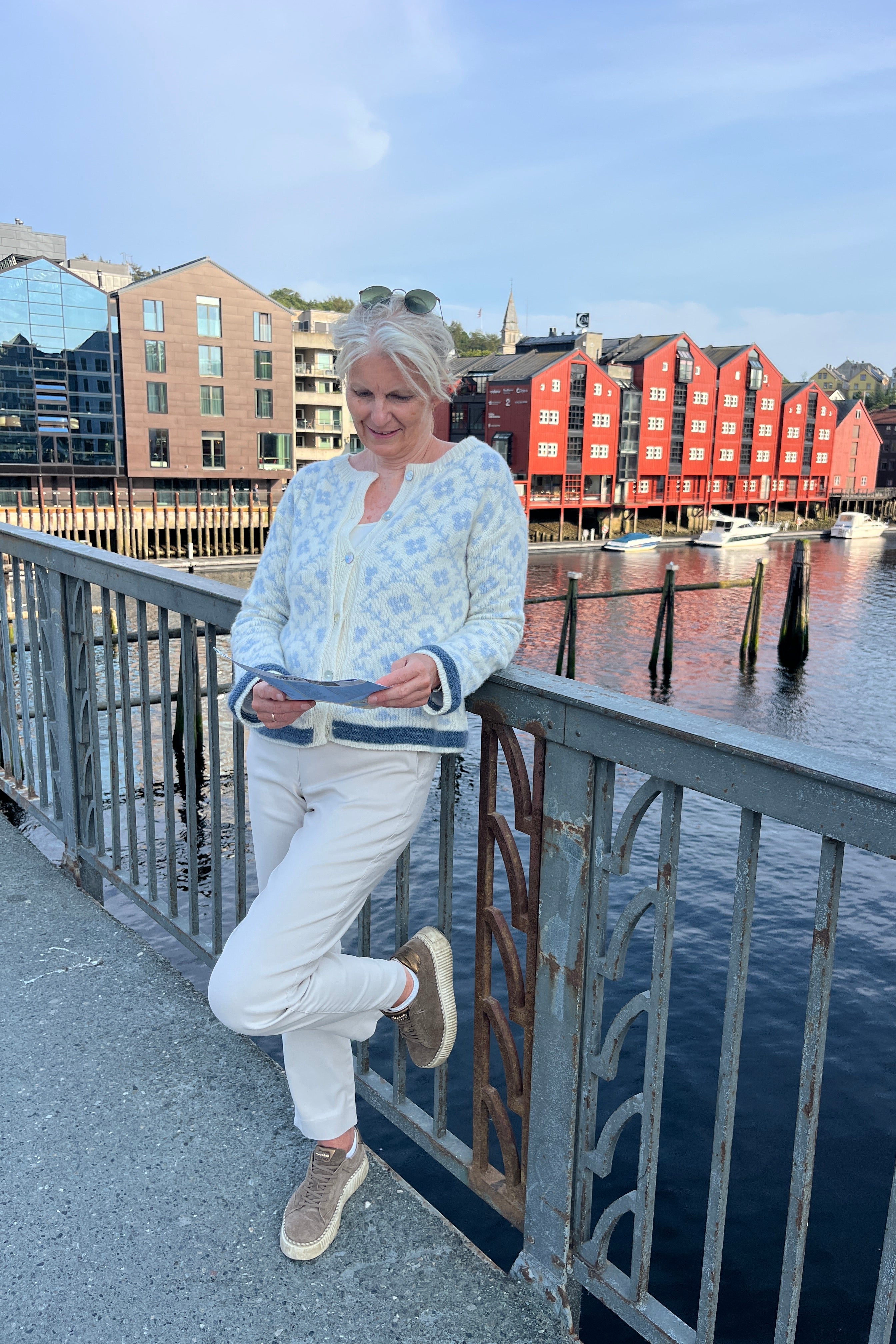 Strikkeoppskrift LUNT Trondheim ulljakke til dame strikket nedenfra og opp