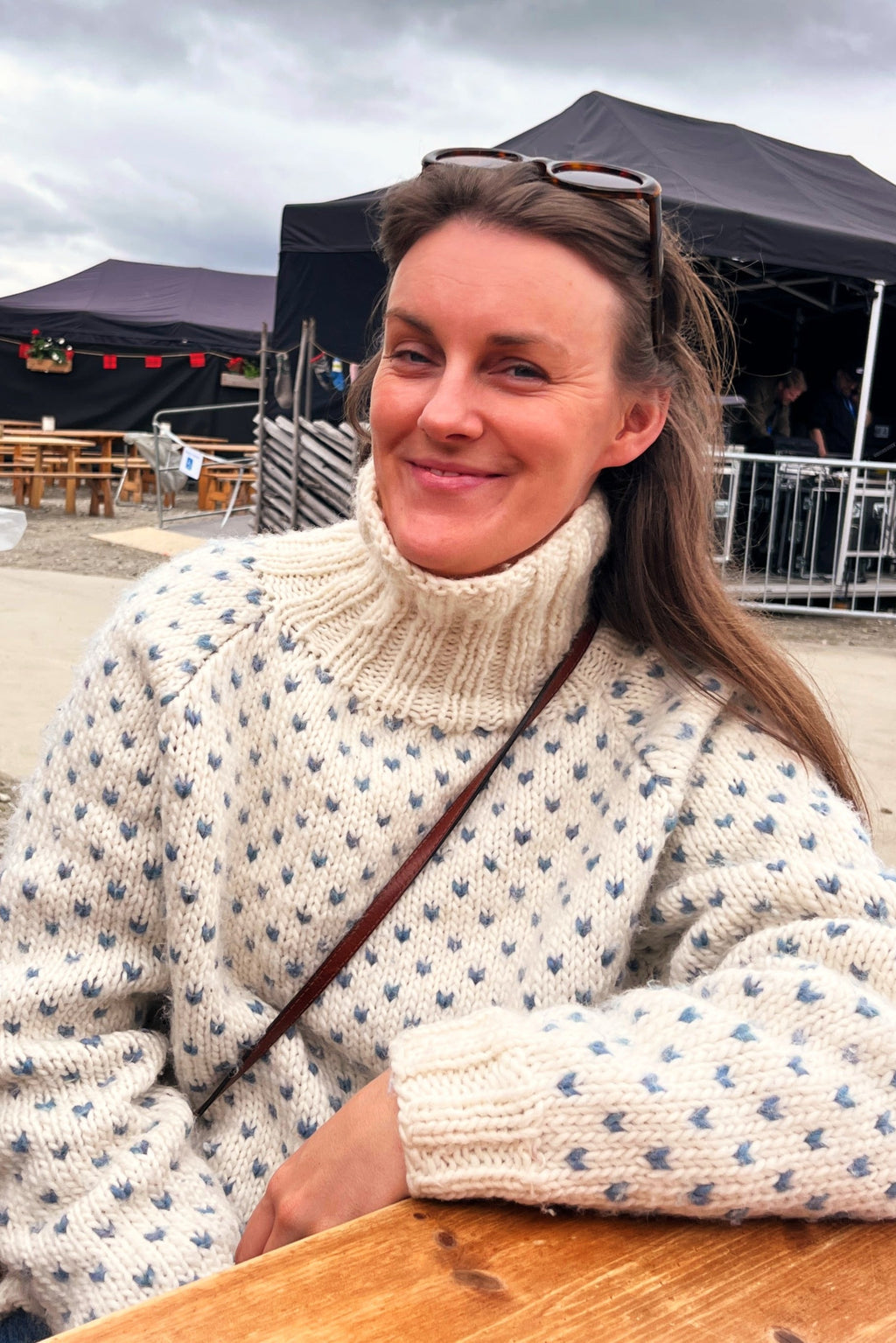 Strikkeoppskrift LUNT Hammerfest ullgenser med raglan til dame